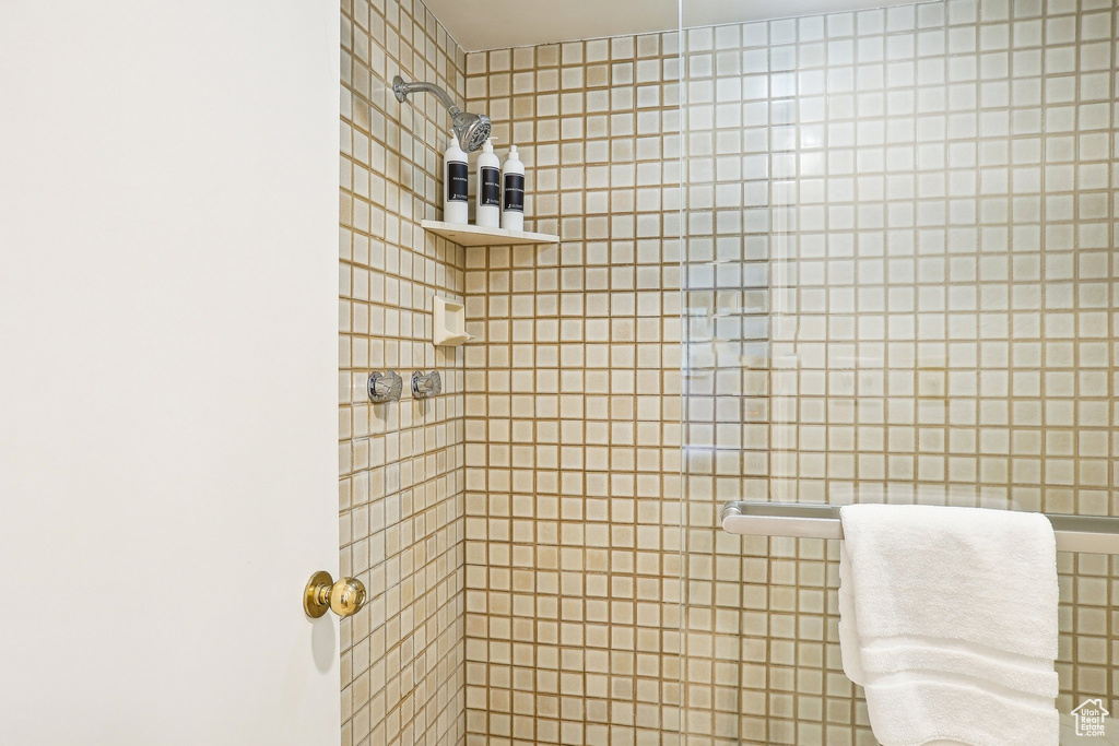 Bathroom featuring tiled shower