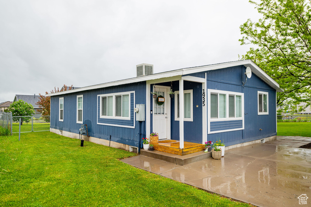 Manufactured / mobile home with crawl space and central AC unit