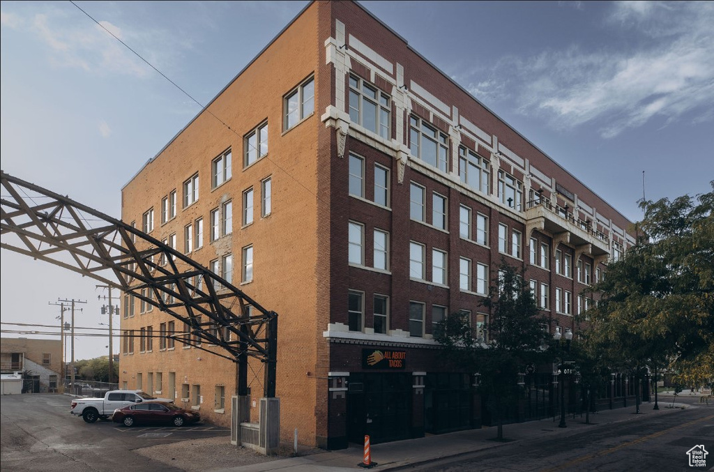 View of apartment building / complex