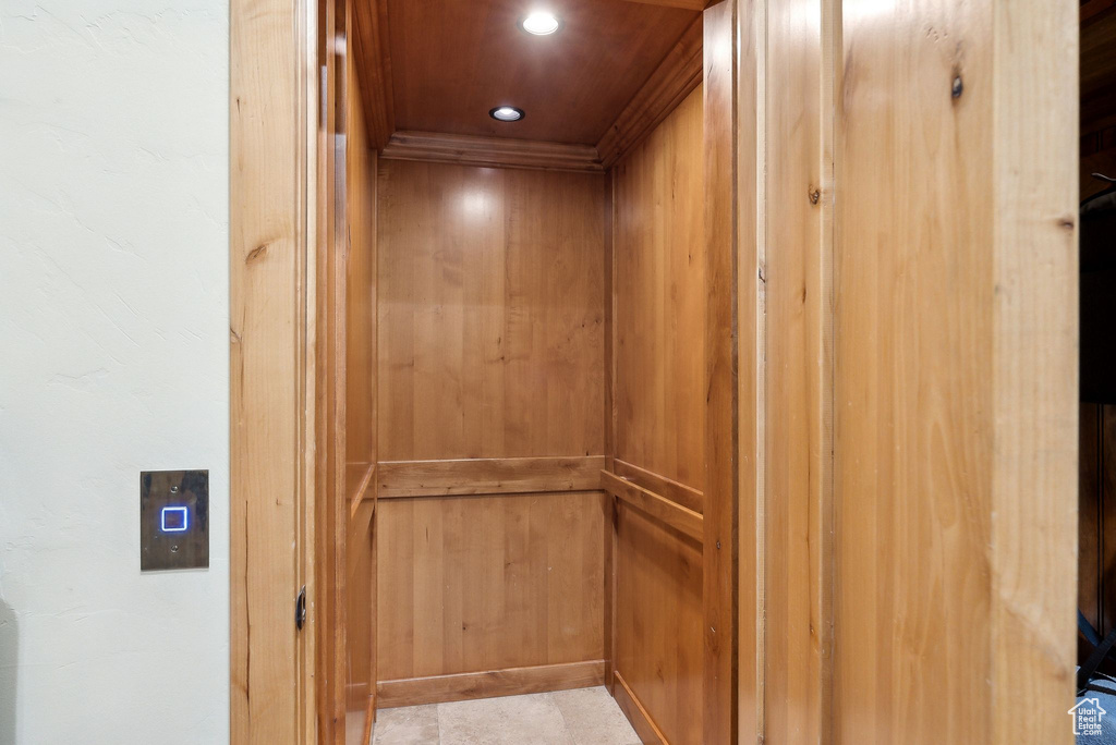 Elevator featuring recessed lighting and ornamental molding