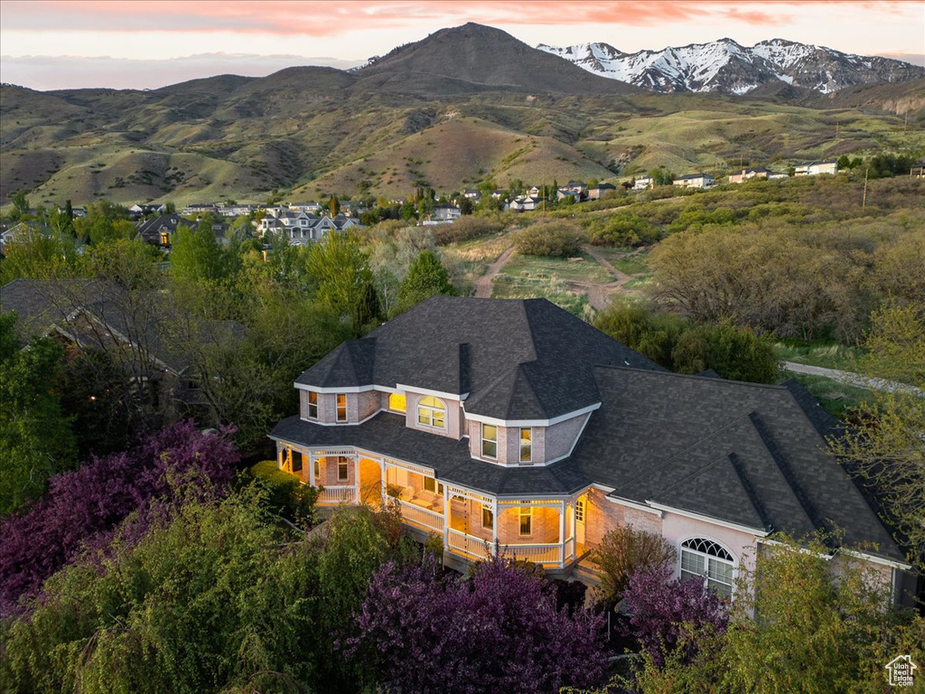 Aerial view with a mountain view