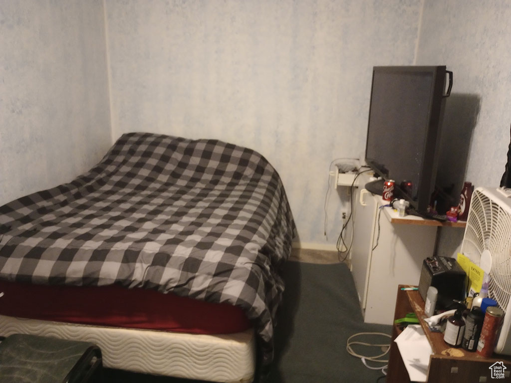 Bedroom with carpet