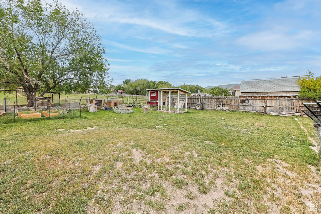 View of yard featuring exterior structure and an outdoor structure