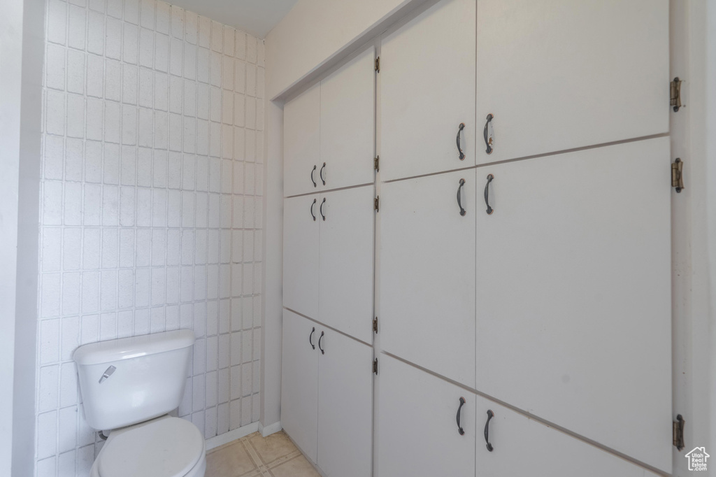 Mudroom featuring tile walls and light tile patterned flooring