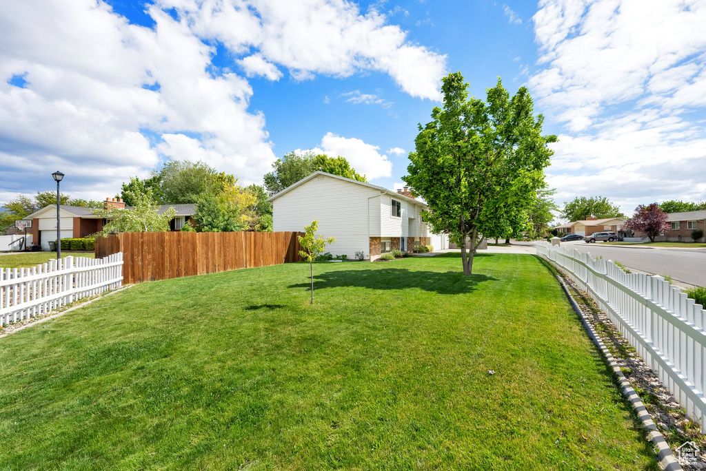 View of yard featuring a residential view