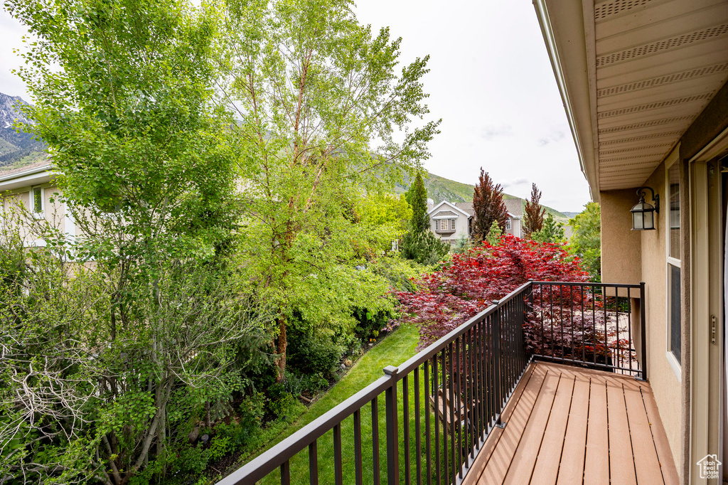 Balcony featuring a mountain view