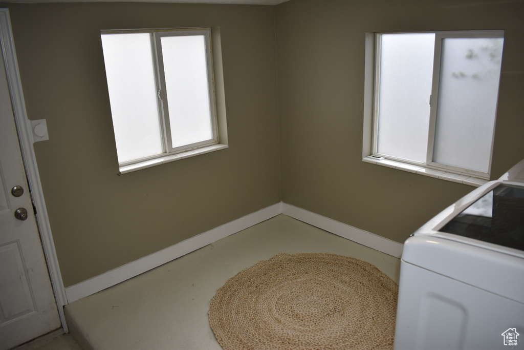 Laundry area with baseboards and washer / clothes dryer