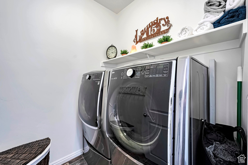 Laundry room with independent washer and dryer and baseboards