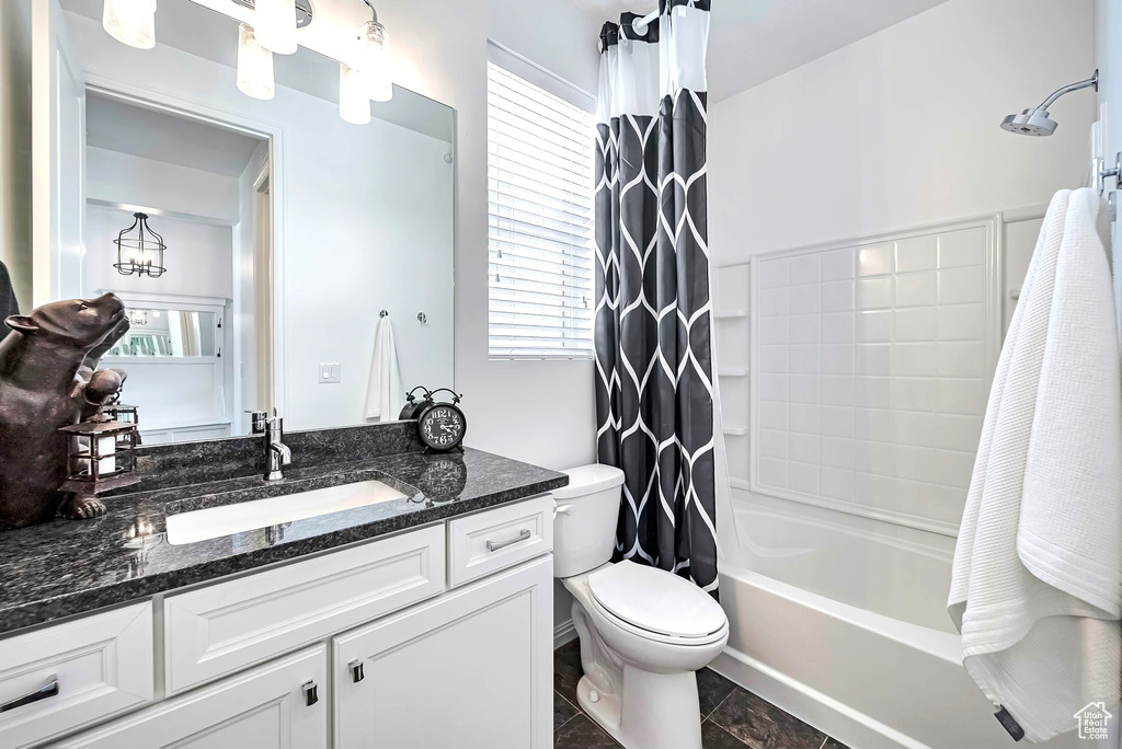 Full bath featuring toilet, healthy amount of natural light, vanity, and shower / bath combo