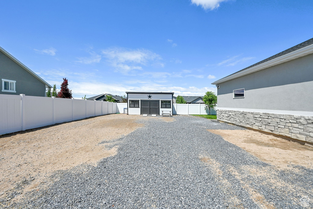 View of yard with driveway