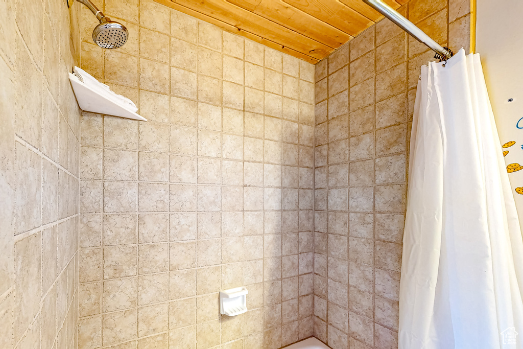 Full bath featuring a tile shower