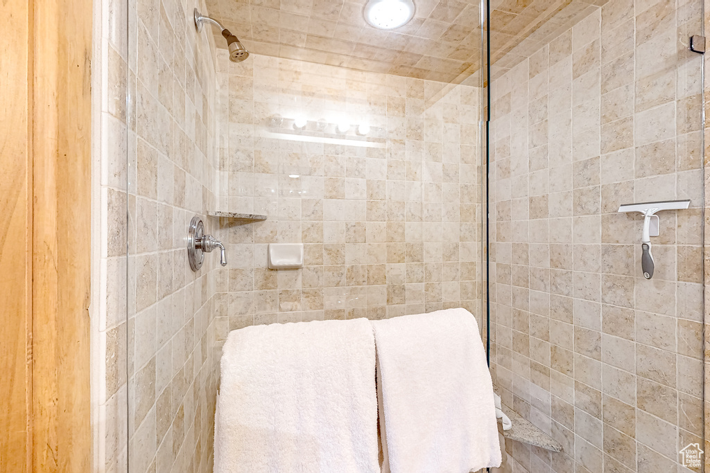 Full bath featuring a tile shower