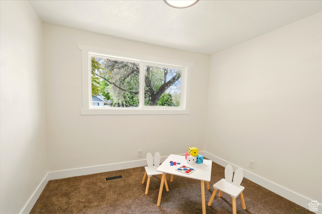 Playroom featuring carpet flooring and baseboards