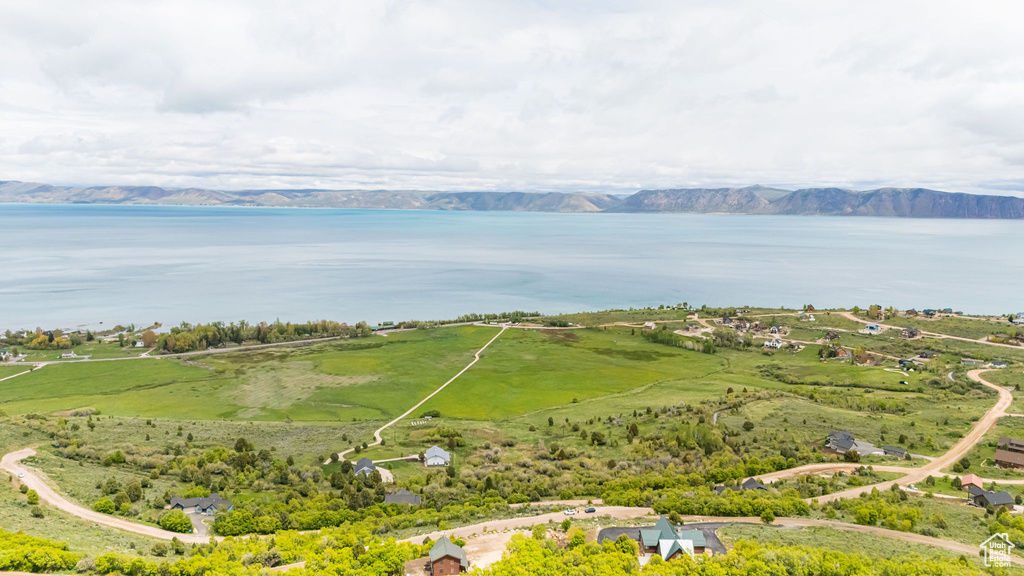 Bird\\\'s eye view of a water and mountain view