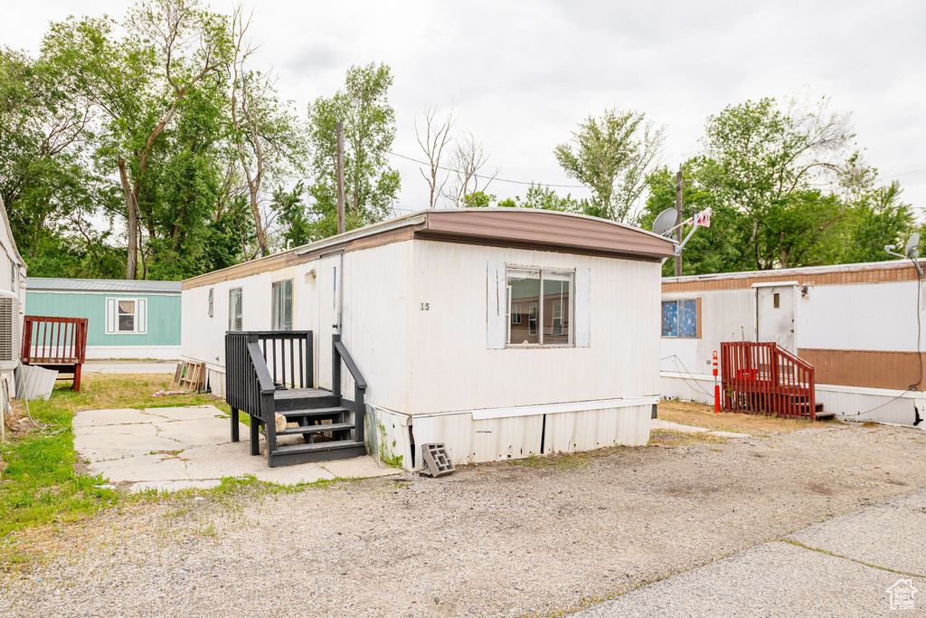Manufactured / mobile home featuring a wooden deck