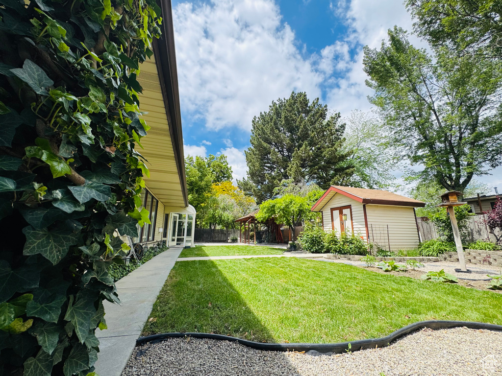 View of yard with an outdoor structure