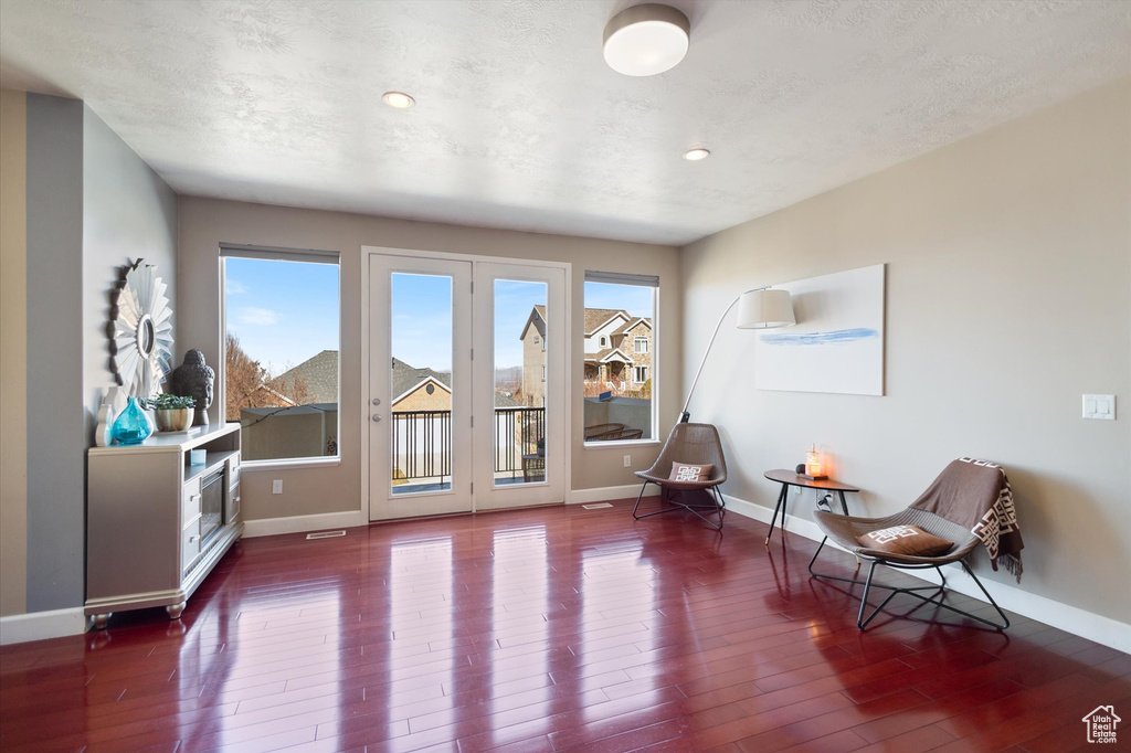 Sitting room with baseboards, wood finished floors, and recessed lighting
