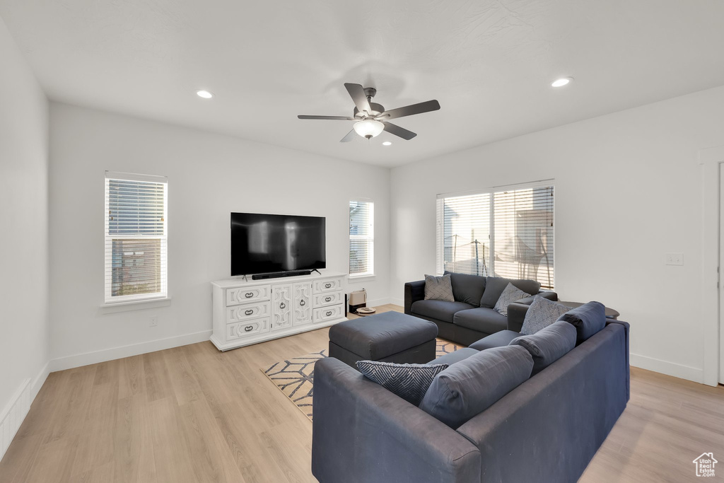 Living area featuring ceiling fan, light wood-type flooring, baseboards, and recessed lighting