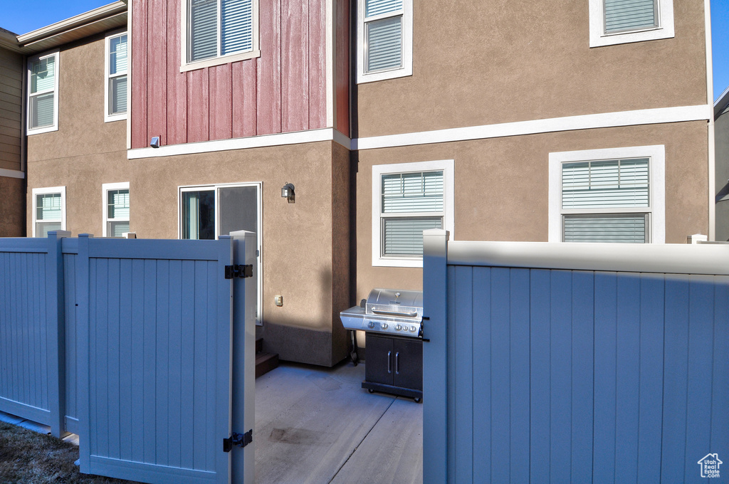 View of home\\\\\\\\\\\\\\\\\\\\\\\\\\\\\\\'s exterior featuring a gate and stucco siding