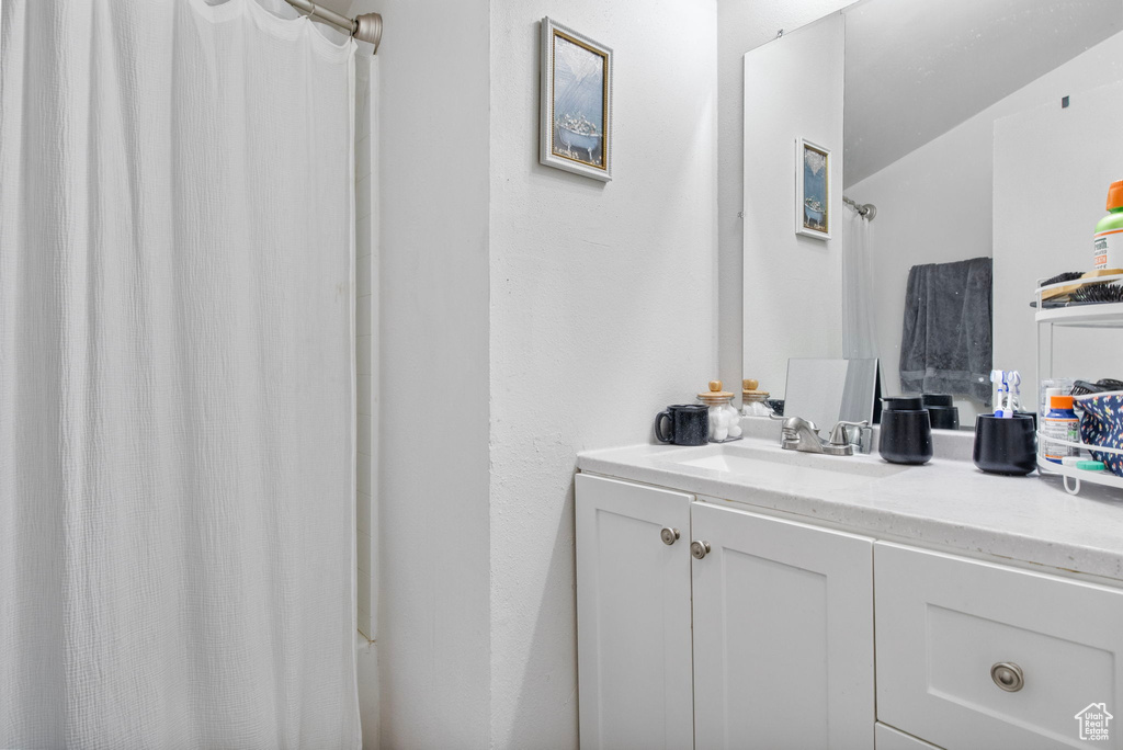 Full bath featuring vanity