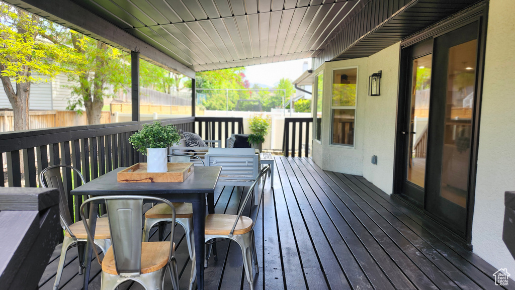 Deck with outdoor dining space