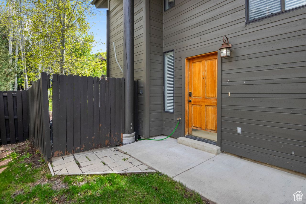 Entrance to property featuring fence