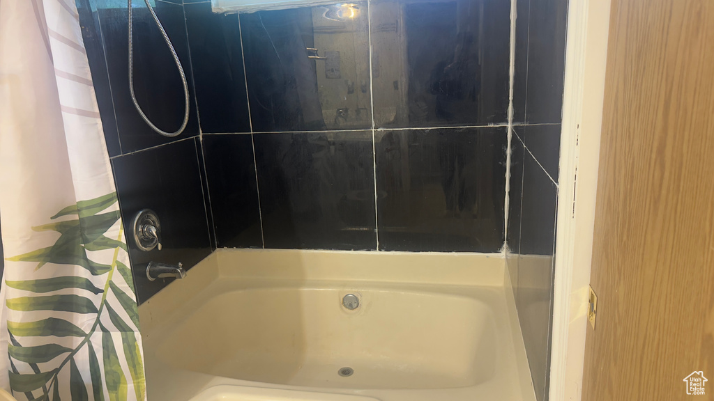 Bathroom with shower / bath combo