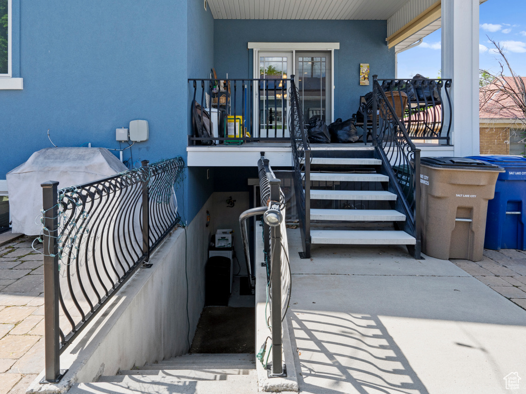 Doorway to property with stucco siding and a porch