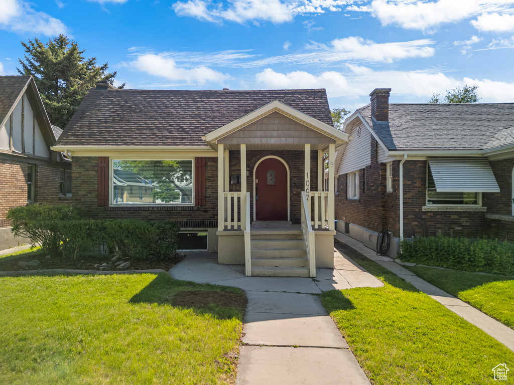 View of front facade featuring brick siding and a front lawn