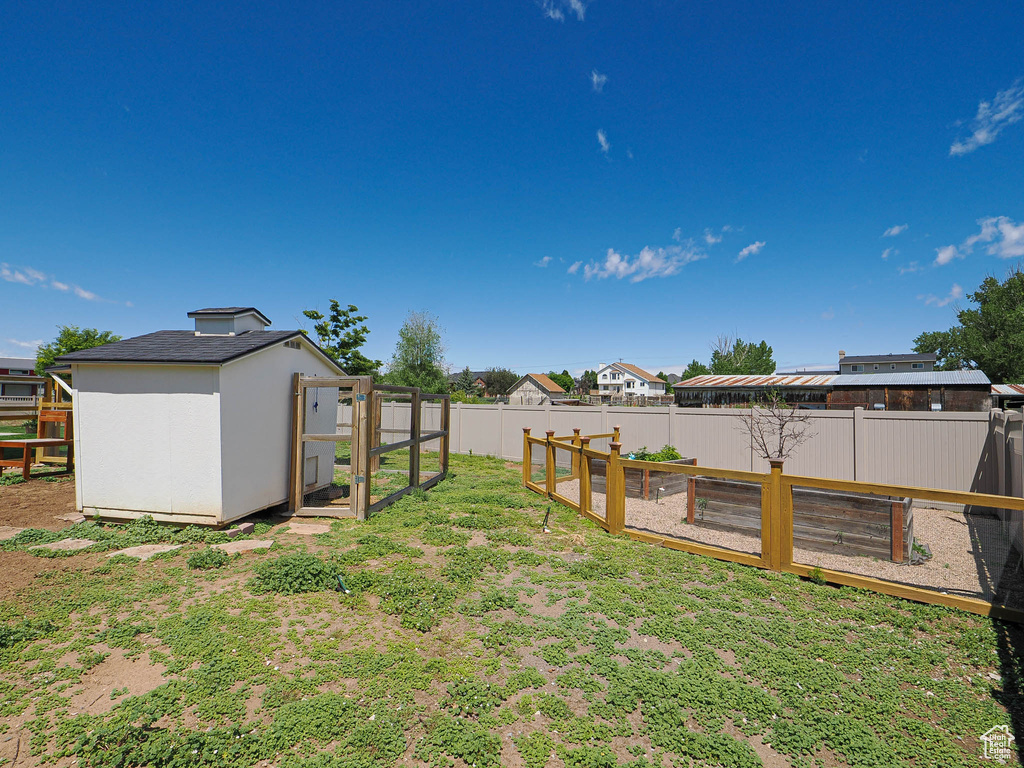View of yard featuring an outdoor structure and a residential view