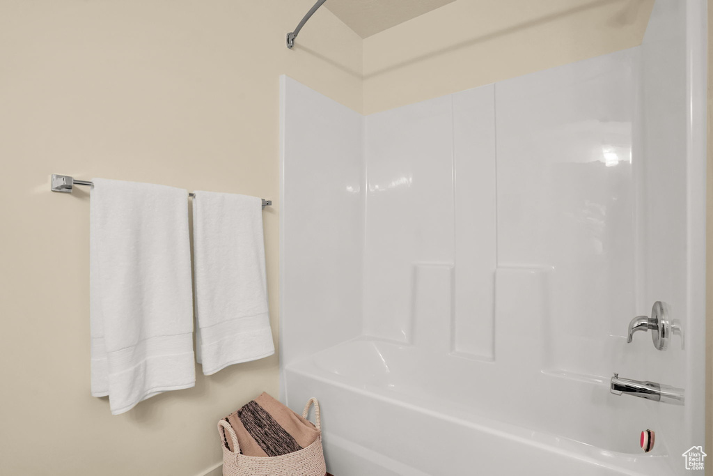 Bathroom with shower / bathtub combination