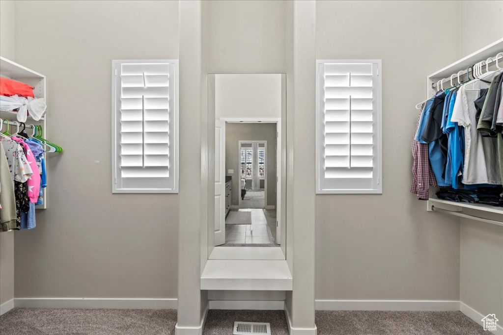 Walk in closet featuring carpet floors