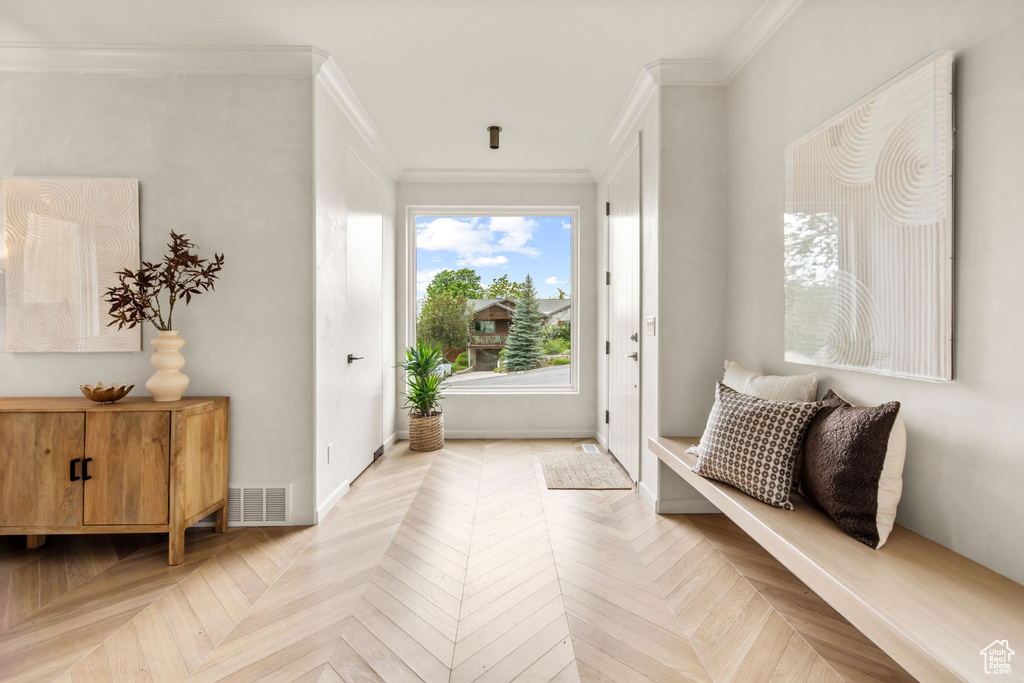 Entryway with crown molding