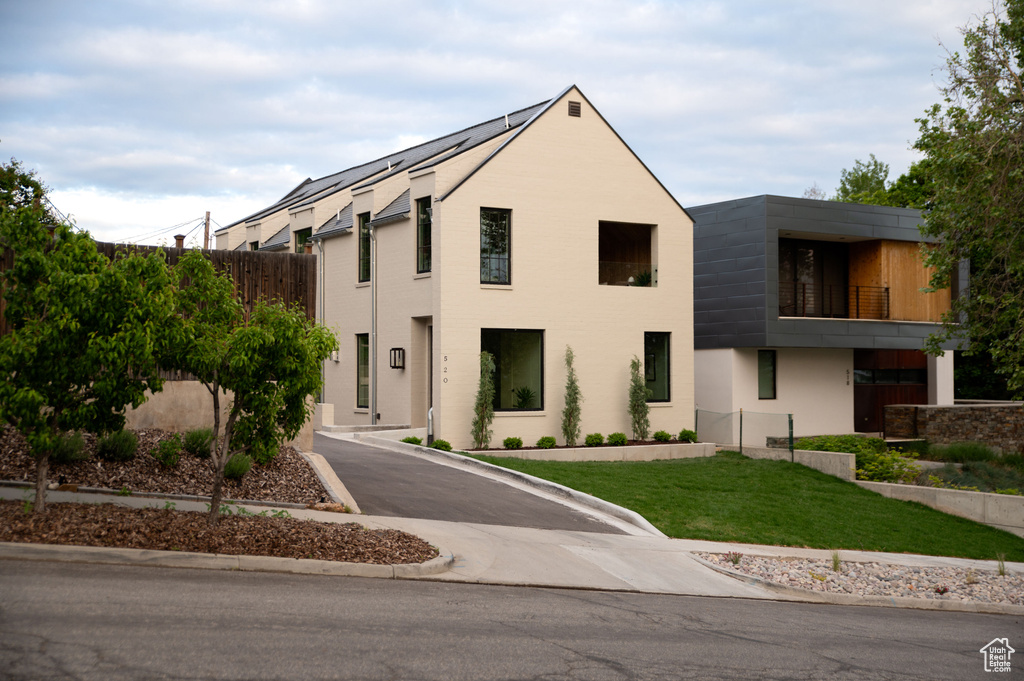 View of front of house featuring a front yard