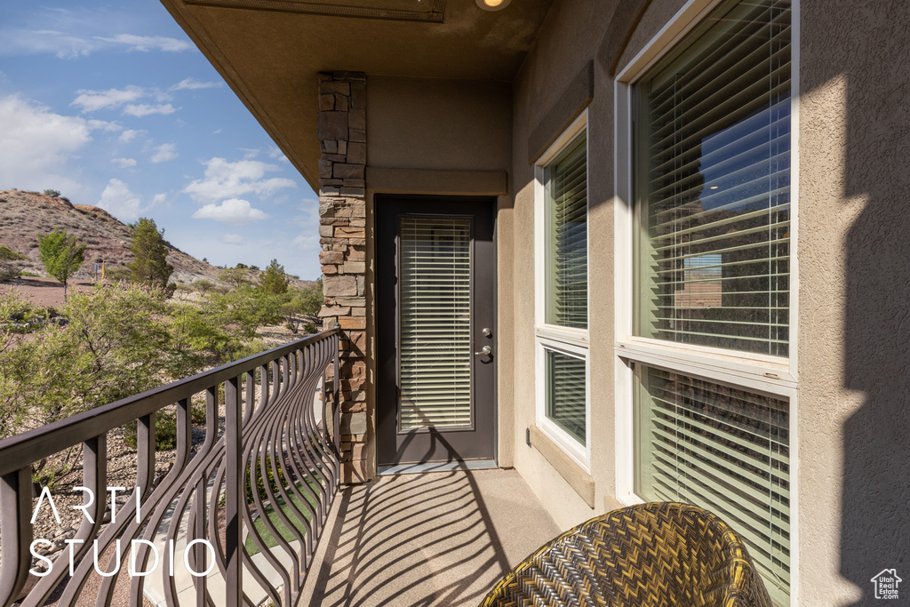 Balcony featuring a mountain view