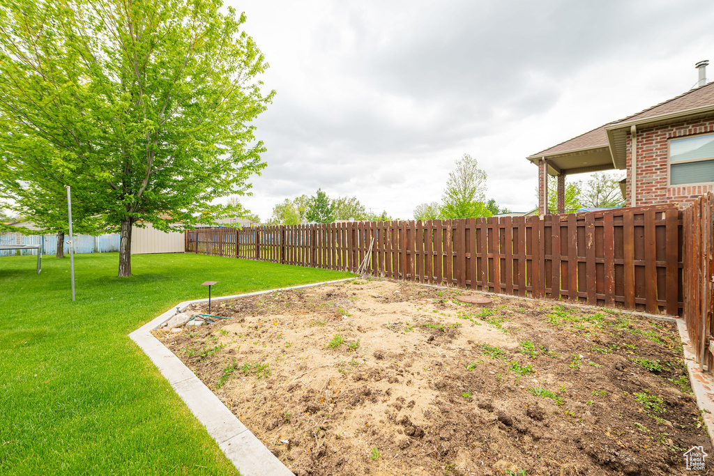 View of yard with an outbuilding