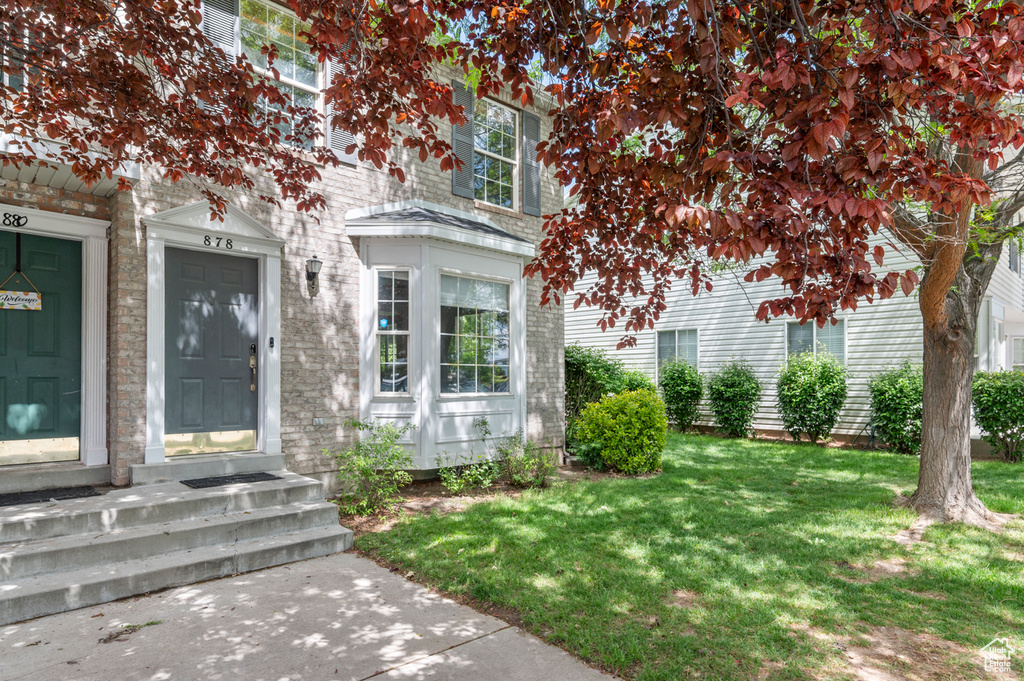 Entrance to property featuring a yard