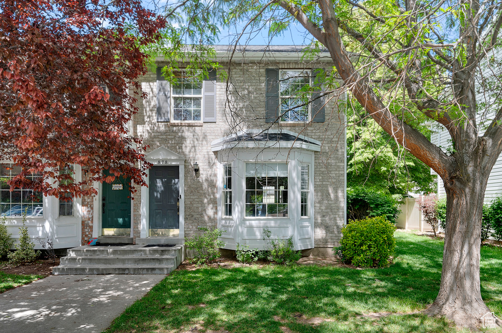 View of front of home featuring a front yard