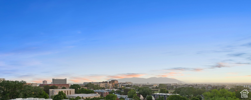 City view featuring a mountainous background