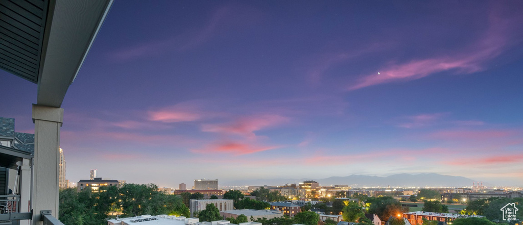 City view featuring a mountainous background