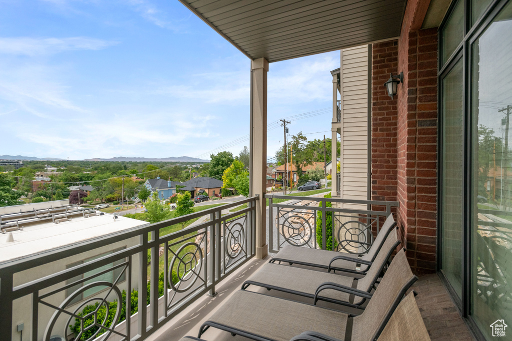 Balcony featuring a mountain view
