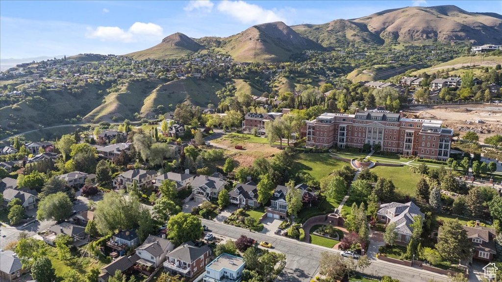 Aerial view of property\\\\\\\'s location featuring a mountainous background and nearby suburban area