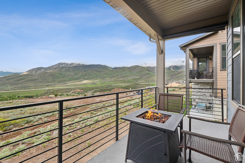 Balcony with a fire pit and a mountain view