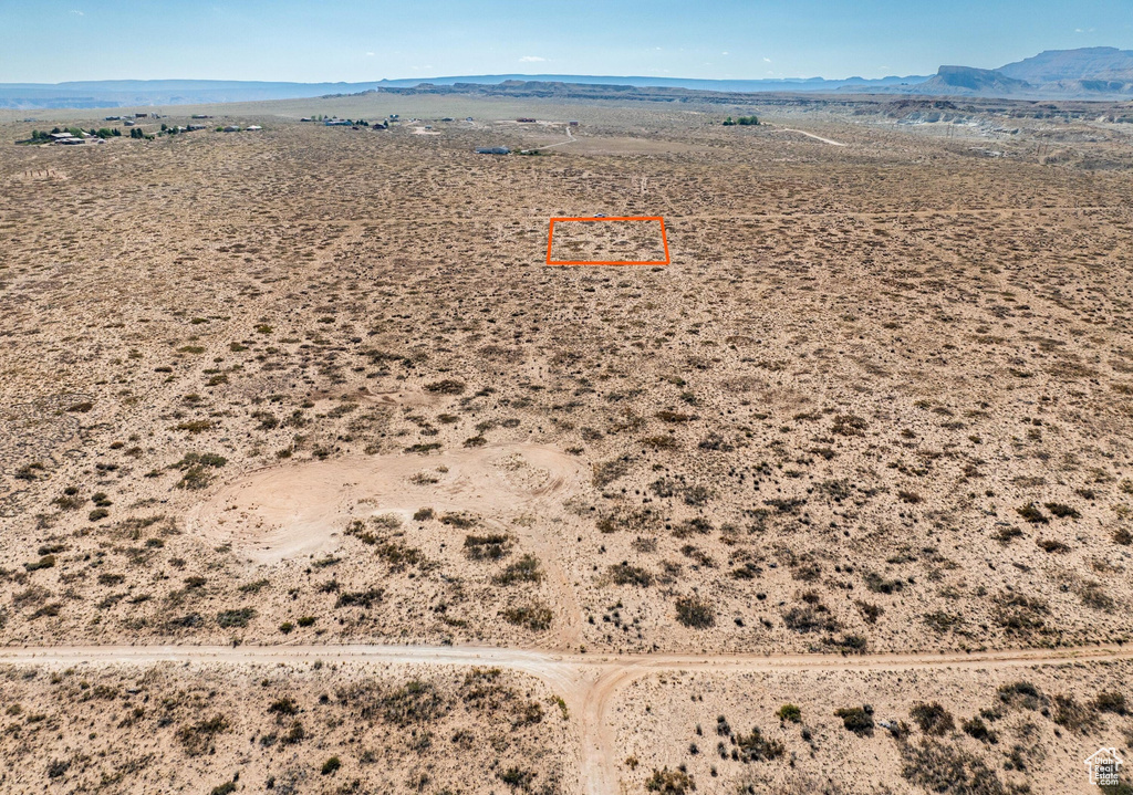 Aerial view of property's location featuring property boundaries highlighted and mountains