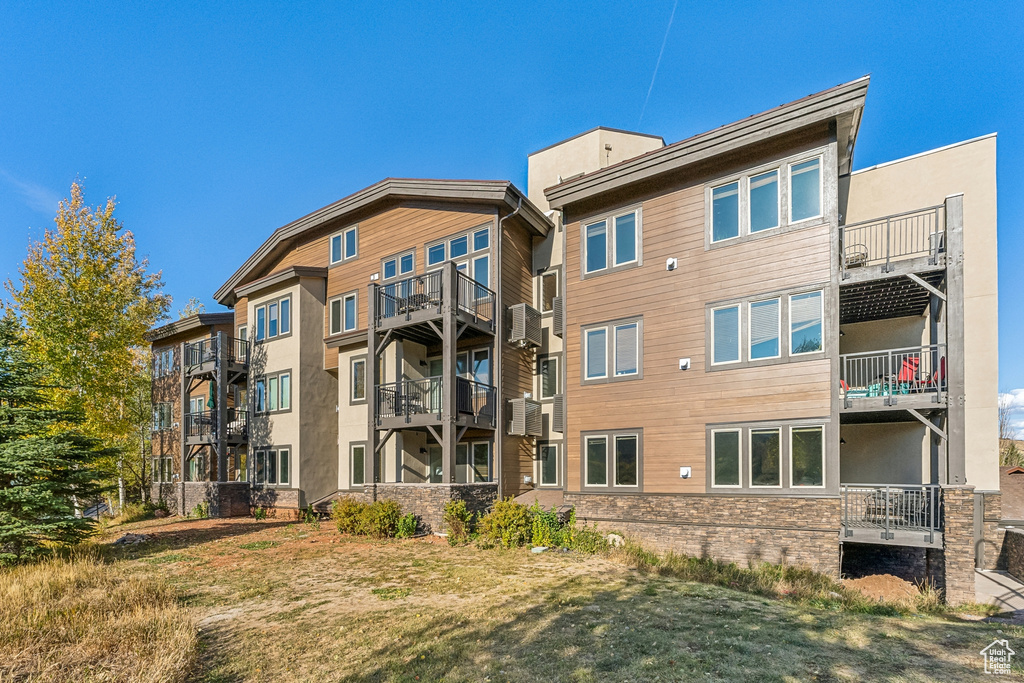 View of apartment building / complex with cooling unit