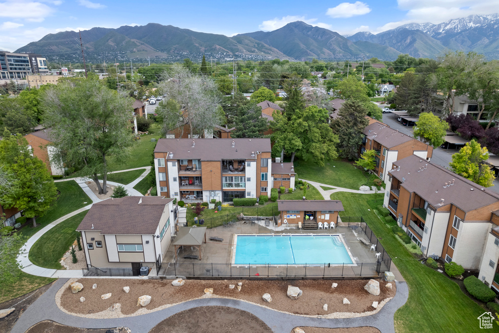 Bird's eye view of a pool area and mountains