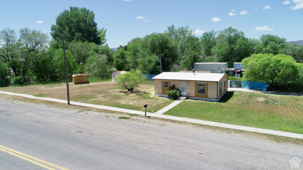 View of front of home featuring a front yard and stucco siding