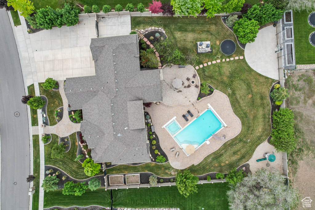 Aerial overview of property\\\'s location featuring a pool area