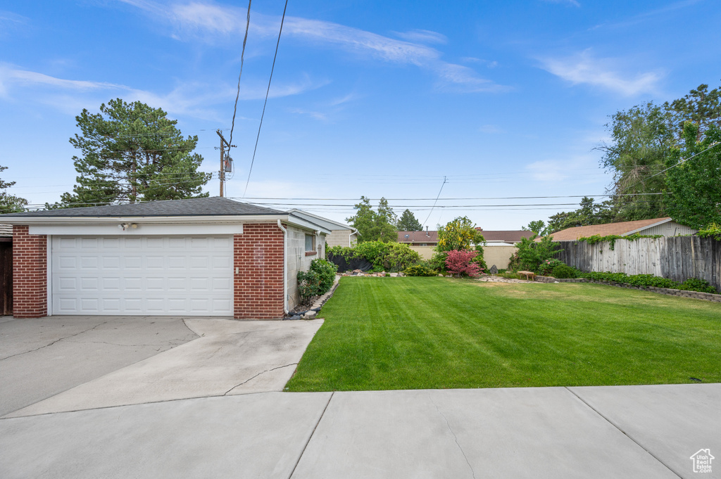 View of yard featuring a detached garage