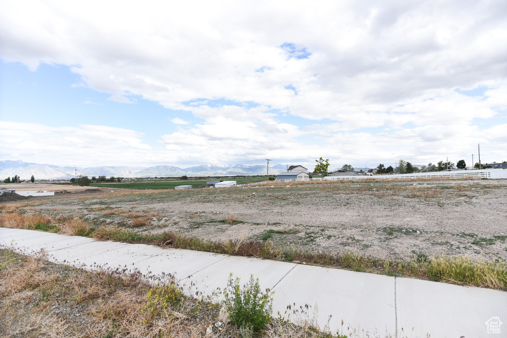 View of yard featuring a mountain view